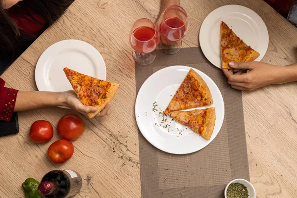 Stolní Tapety Podávané Pizzami Sklenicemi Vína Jídla Pití Sdílení Jídla Royalty Free Stock Obrázky