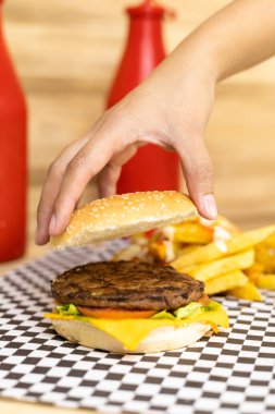 Duvar kağıdı, etli, peynirli ve sebzeli klasik bir hamburger, fast food hazırlama, taze ve lezzetli malzemeler, stüdyo fotoğraflı duvar kağıdı.