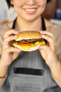 Peynirli, etli ve sebzeli nefis bir hamburger, sağlıksız yemekler, menü için stüdyo fotoğrafı.