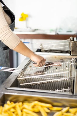 Izgara ve fritözün ayrıntıları, mutfak aletleriyle yemek hazırlamak, yemek malzemesi, lezzetli pastırma, işyeri.