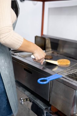 Restoranın iç kısımlarında hamburgerleri ızgarada pişirmek, iş yerinde ekmek ısıtmak, aşçılık...