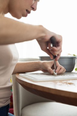 Kesme tahtasında karides kesmek, sağlıklı ve lezzetli yemekler hazırlamak, deniz ürünleri pişirmek, iş yerinde şef yaşam tarzı, mutfak aletleri.