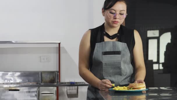 Wanita Muda Yang Cantik Makan Kentang Goreng Mencicipi Makanan Cepat — Stok Video