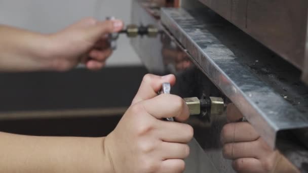 Mãos Uma Pessoa Liga Gás Uma Cozinha Industrial Detalhes Equipamentos — Vídeo de Stock