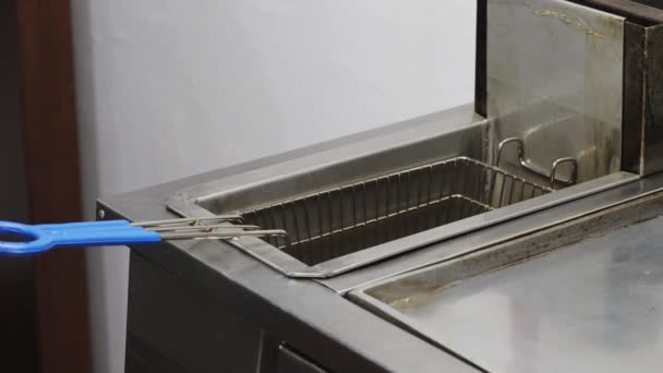 为汉堡包煎肉 厨房准备食物 专业设备 器皿的细节 — 图库视频影像