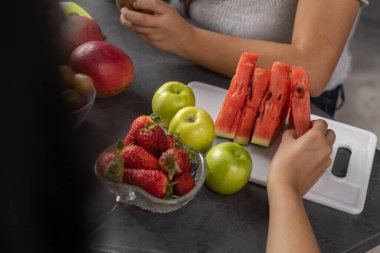Taze tropikal meyvelere yakın çekim, sağlıklı yaşam tarzı, masada servis edilen kahvaltı duvar kağıdı, yemek