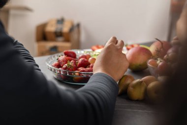 Elmalar, armutlar, çilekler, karpuz ve üzümler, sağlıklı beslenme için malzemeler, yaşam tarzı, masada servis edilen kahvaltı duvar kağıtları.