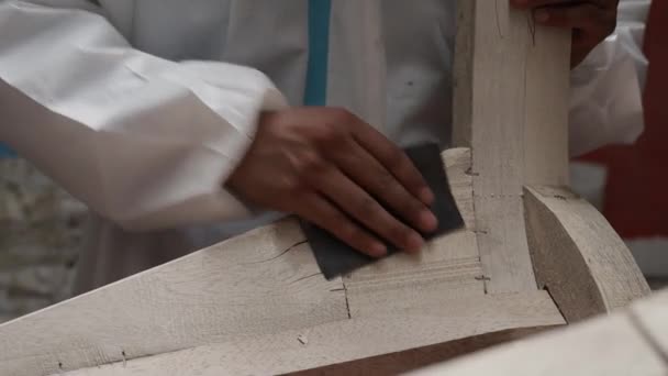 Detaily Řemeslného Pracoviště Ruce Člověka Který Brousí Kus Dřeva Stavebnictví — Stock video