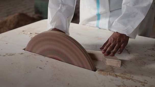 Hände Von Personen Schleifen Eine Holz Bau Und Dekorationsindustrie Fabrik — Stockvideo