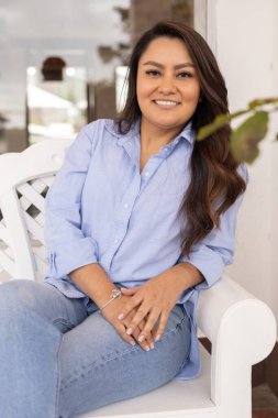 Gündüzleri dinlenen gündelik elbiseli, uzun saçlı, güzel, genç bir Latin kadın model yaşam tarzı, göz alıcı bir insan portresi.