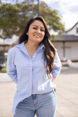 Şehirde güneşli bir günün tadını çıkarmak, yaşam tarzı ve moda, doğal güzellikte Latin bir kadının portresi, şehirde tatil.