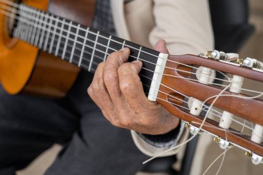 Gitarda bir müzik akorunun ayrıntıları, telli enstrüman çalan bir kişinin elleri, klasik müzik, nesne ve yaşam tarzı duvar kağıdı