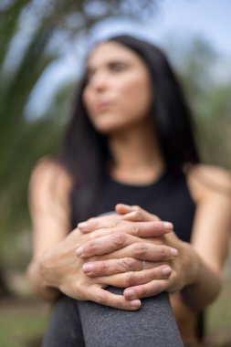 Çapraz elleri, kısa ve doğal tırnakları olan insan vücudunun bazı kısımları, anksiyete ifadesi ve bekleme.