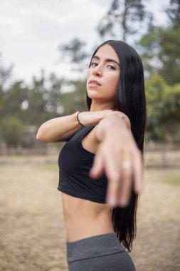 Güneş ışığındaki kadın modelin portresi, düz saçlı, doğal güzelliği olan zayıf genç insan, sağlıklı yaşam tarzı, spor