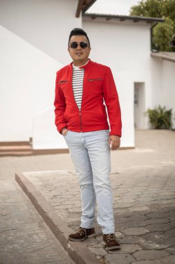 Genç adam yürüyor, yaşam tarzı ve doğal güzellik, gündelik giysiler içinde büyüleyici bir insan, arka plan