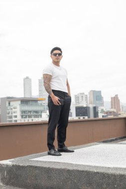 Aksesuar olarak beyaz tişört ve gözlük takan yakışıklı erkek manken, doğal güzellik ve fitness vücudu, insan portresi, günlük moda