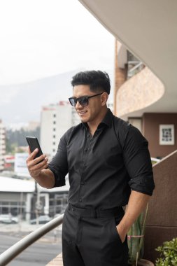 Şehirdeki yakışıklı genç iş adamının portresi.