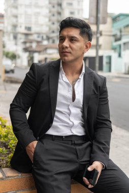 Kısa saçlı yakışıklı bir genç adam portresi, resmi iş kıyafetleri giyiyor, şehirde yaşam tarzı ve güzellik, şehirde neşeli bir insan.