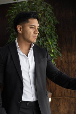 Zarif elbiseli Latin adam, yakışıklı siyah takım elbiseli ve beyaz gömlekli, manken, evin içinde insan portresi, zarafet ve tarz, duvar kağıdı.