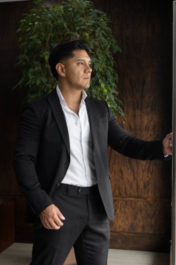 Zarif elbiseli Latin bir adamın ayrıntıları, güzel siyah takım elbise ve beyaz gömlek, manken, ev içinde kişinin portresi, zarafet.