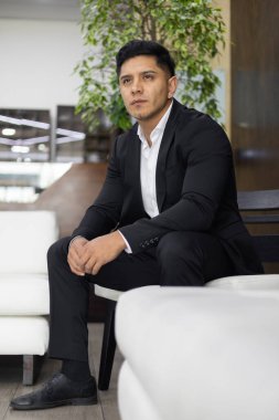 Kısa saçlı, takım elbiseli, şehirde yaşam tarzı ve güzelliği olan genç bir adamın doğal güzelliği.