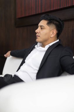 Rahat erkek manken resmi kıyafetler ve iş hayatı tarzında, kısa saçlı genç Latin, portre