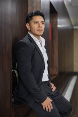 Zarif giysiler içinde yürüyen Latin bir adam, yakışıklı siyah takım elbise ve beyaz gömlek, manken, ev içinde insan portresi.