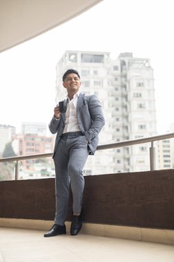 Gündüz kahve içen kişinin portresi, erkek modelin doğal güzelliği, ara verirken kahve enerjisi, duvar kağıdı.