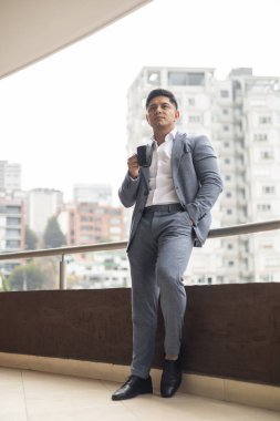 Gündüzleri kahve içmek, resmi kıyafetler giyen çekici bir genç adamın yaşam tarzı erkek modelin doğal güzelliği, kahveden gelen enerji.