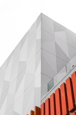 Geometrik kare desenli gümüş bir duvar. Pürüzsüz, metalik kaplama tasarıma çağdaş bir görünüm kazandırırken, kare şekiller yapı ekler.