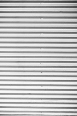 Yatay desenli beyaz bir duvar. Temiz ve minimalist tasarım uzaya derinlik ve ilgi ekler, modern ve parlak bir yapı yaratır.