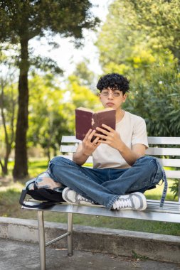 Bacak bacak üstüne atmış bir şekilde kitap okurken huzurlu bir anın tadını çıkarmak, rahatlama, okuma ve samimi anlar gibi konular için mükemmel..