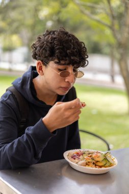 .Parktaki bir masada huzurlu bir yemeğin tadını çıkarmak, rahatlama, açık hava yemeği, doğa ve günlük yemekler gibi konular için mükemmel..
