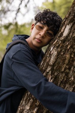 Parkta huzurlu bir rahatlama anı. Açık hava eğlencesi, sükunet, doğa ve stres atlama gibi konular için ideal..