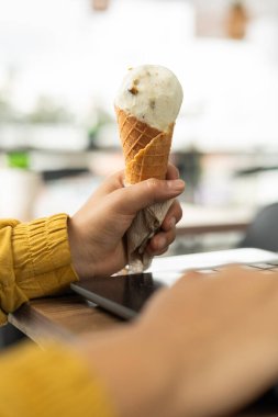 Rüya gibi ve huzurlu bir iş günü, dizüstü bilgisayarım üzerinde çalışırken bir kepçe dondurmanın tadını çıkarmak, huzurlu bir anda üretkenlik ve hoşgörü dengesini kucaklamak..
