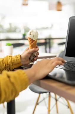 Dondurmamı yerken, üretkenlik ve zevki rahat bir ortamda dengelemek için mükemmel bir iş günüydü..