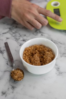 Yanında bir kaşık dolusu zengin esmer şekerle dolu güzel bir şeker kabı, her türlü yiyecek ve içeceğe bir tutam tatlılık katmaya hazır..