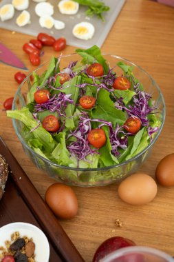 Kıtır marullu canlı ve sağlıklı bir salata sulu vişneli domatesler ve renkli kırmızı lahana, mükemmel bir şekilde hazırlanmış, tadını çıkarmaya hazır..