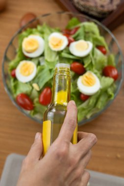 Domates, marul ve haşlanmış yumurta ile ferahlatıcı bir egzersiz sonrası salatası, zeytinyağı serpiştirilmiş, besleyici ve lezzetli bir iyileşme yemeği için mükemmel..