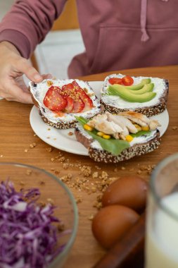 Altın renginde, kızarmış tavuk şeritleri tavada cızırdıyor, kokuları havayı doldururken, arka planda canlı bir domates salatası ürkütücü bir şekilde duruyor..