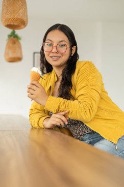 Sıradan bir kız dondurma yemekten hoşlanır, güzel sarı bir ceket giyer, rahatlama ve mutluluğu kucaklar..