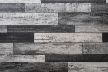 Yatay düzenli koyu tonlu bir tuğla yüzey, modern ayara derinlik ve karakter katan cesur ve desenli bir görünüm sunuyor..