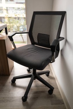 Ergonomik tasarımı olan modern siyah ofis koltuğu profesyonel çalışma alanları ve ev ofisleri için konfor ve tarz sunuyor..
