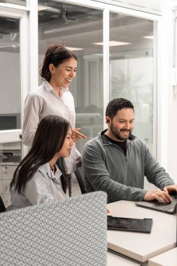 İş arkadaşlarının, müdürlerinin ofisteki bir takım toplantısında yeni bir müşteri projesine nasıl yaklaşılacağını dinlemesi ön planda..