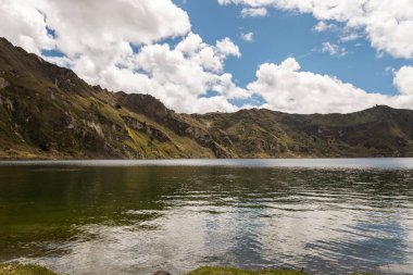 Çarpıcı bir göl, etrafındaki yemyeşil dağları yansıtır. Huzurlu ve nefes kesici bir yansıma yaratır. Sakin su, manzaranın doğal güzelliğini mükemmel bir şekilde yakalar..