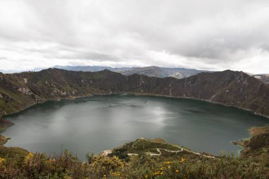 Ekvador 'da su dolu bir kaldera olan quilotoa, patikalar ve dik volkanik kayalıklarla çevrili çarpıcı bir krater gölü içerir. Huzurlu ve manzaralı yüksek irtifa manzarası.