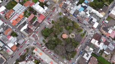 Geniş yeşil alanlar ve açık kırsal alanlarla çevrili küçük bir köyün çarpıcı hava manzarası. Kırsal güzelliği ve barışçıl manzaraları gösteren bir dron tarafından yakalandı..