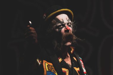 Squidling Brothers Circus, Detroit, Michigan 'daki Tangent Gallery' de canlı performans sergiliyor.