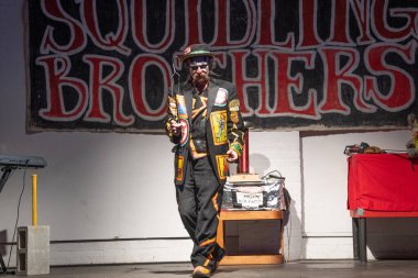 Squidling Brothers Circus, Detroit, Michigan 'daki Tangent Gallery' de canlı performans sergiliyor.