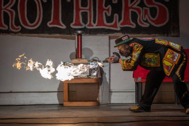 Squidling Brothers Circus, Detroit, Michigan 'daki Tangent Gallery' de canlı performans sergiliyor.